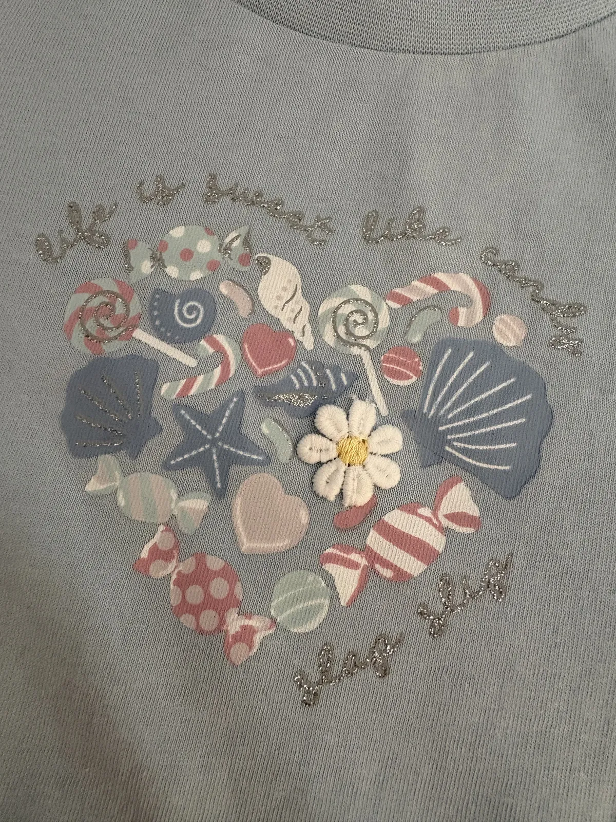 きらきらな糸で刺繍されていて可愛い！お花が立体刺繍になっている